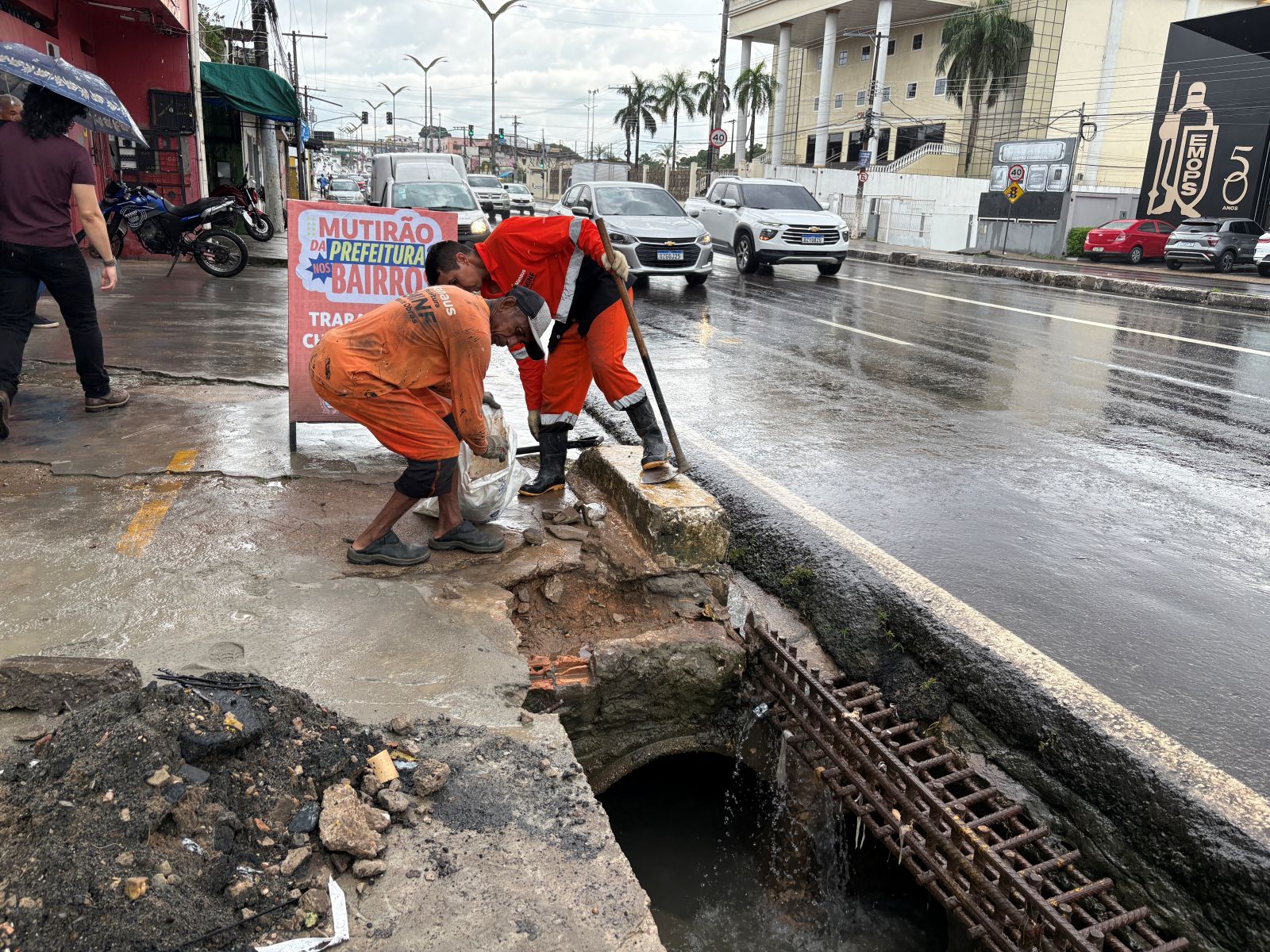Prefeitura de Manaus corrige tubulação prejudicada pelo serviço da empresa Águas de Manaus na avenida Constantino Nery