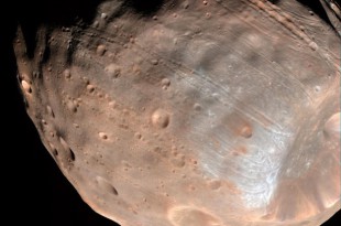 11nov2015---phobos-a-maior-lua-de-marte-e-um-acumulado-de-de-escombros-que-ficam-unidos-devido-a-uma-capa-externa-de-material-mais-solido-1448464975278_615x470