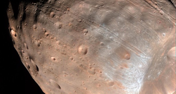 11nov2015---phobos-a-maior-lua-de-marte-e-um-acumulado-de-de-escombros-que-ficam-unidos-devido-a-uma-capa-externa-de-material-mais-solido-1448464975278_615x470