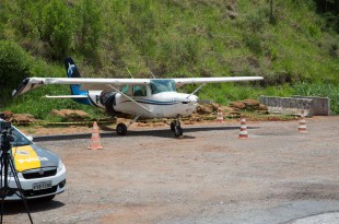 Uma aeronave de pequeno porte realiza um pouso forçado nesta sexta-feira (27), na Rodovia dos Bandeirantes, em Jundiaí (SP). O pouso foi na altura do KM 60, sentido São Paulo, mas a rodovia não chegou a ficar totalmente bloqueada. Lucas Castroviejo/Futura Press
