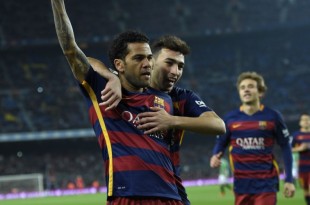 daniel-alves-lateral-brasileiro-do-barcelona-comemora-gol-que-abriu-o-placar-ele-contou-com-ajuda-do-goleiro-1449085130469_956x500