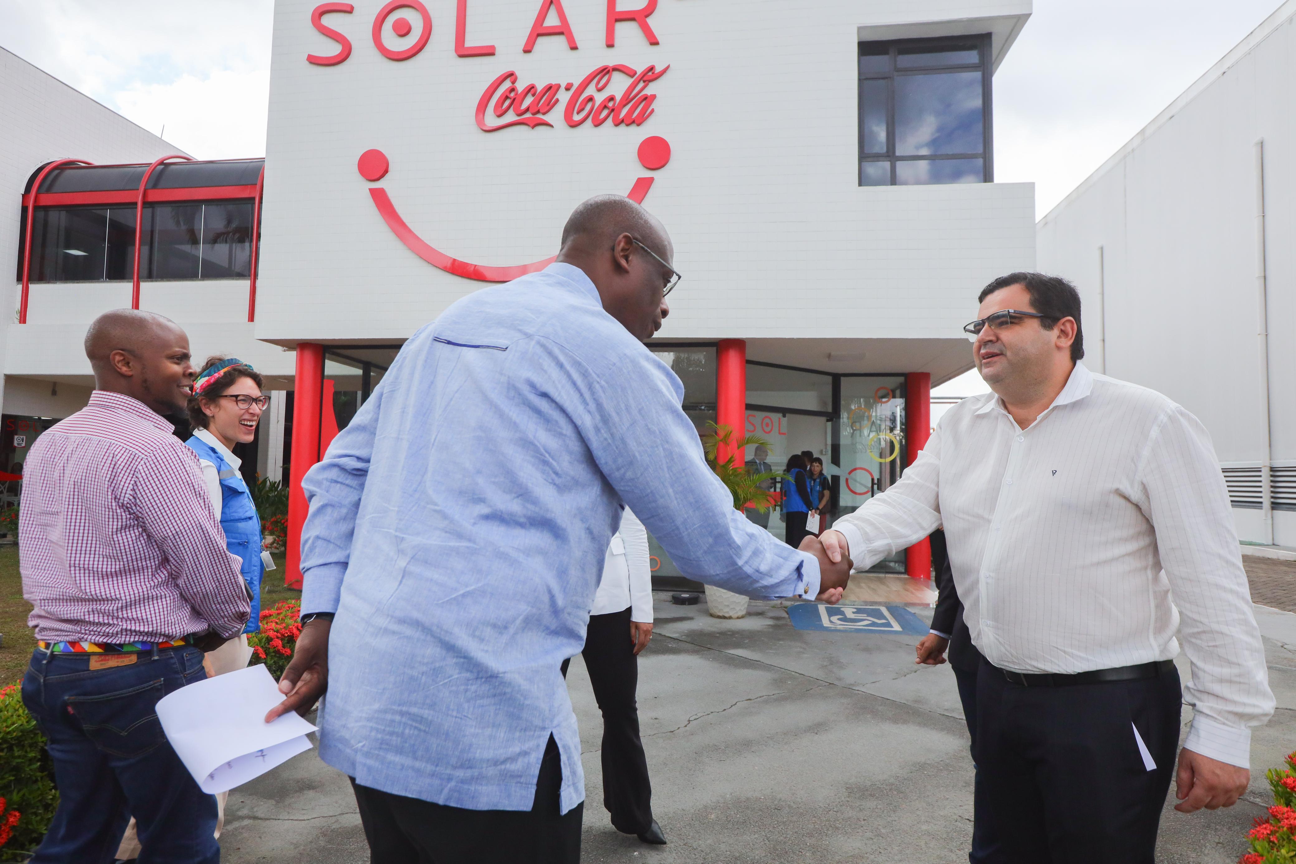 Fabrine-Simoes-acionista-da-Solar-Coca-Cola-recebe-Raouf-Mazou-Chefe-Global-de-Operacoes-da-ACNUR