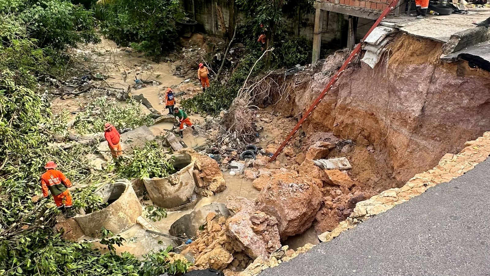 Prefeitura de Manaus inicia obra emergencial e implanta nova rede de drenagem na avenida Autaz Mirim