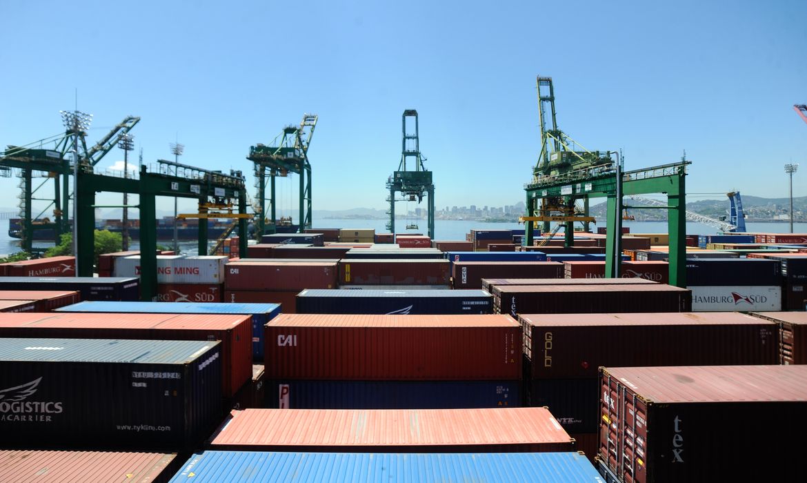 Tarifaço deve ter efeito limitado na balança comercial brasileira 1 24012014 porto do rio 7 1