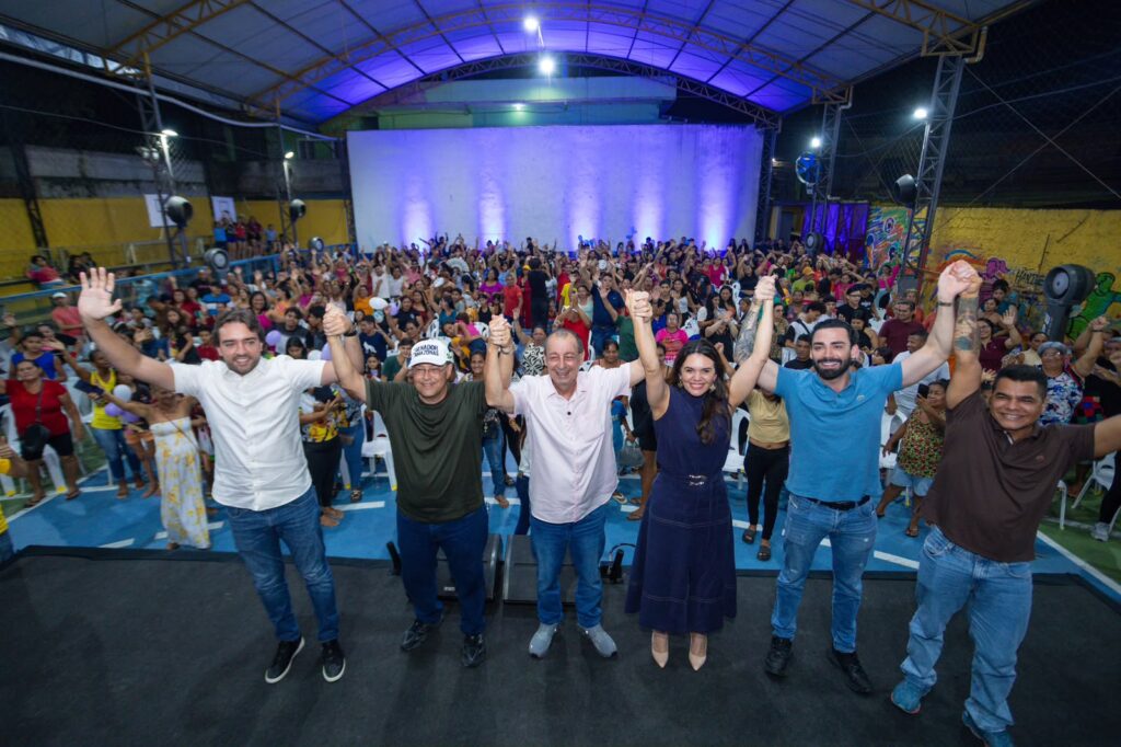 Omar conversa sobre segurança, casas e oportunidades para jovens e mães no bairro Jorge Teixeira, em Manaus 3 OMAR E LIDERES FOTO tadeu ROCHA