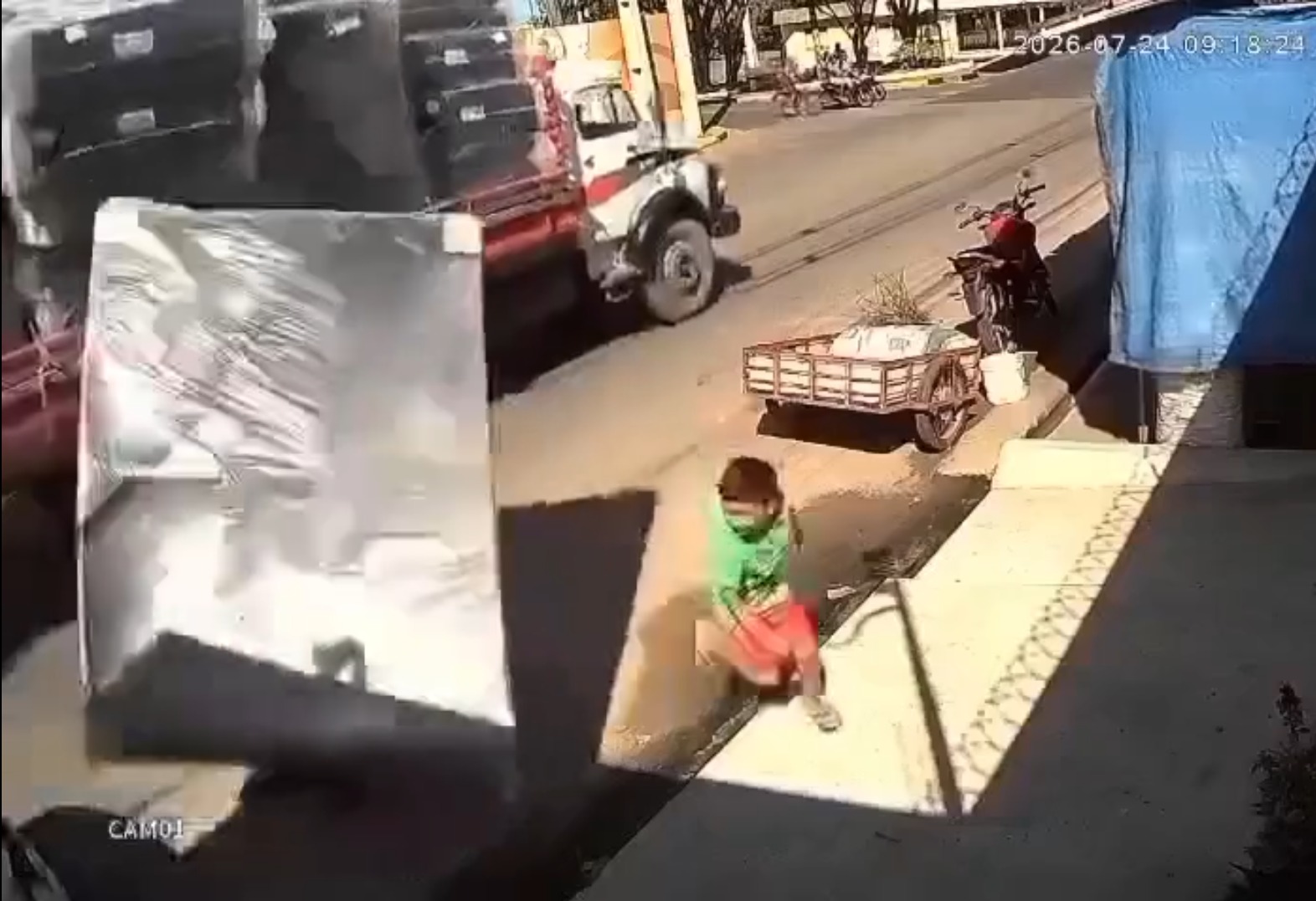 Pedestre é atingida por cama box que caiu de caminhão em Parintins; motorista foge sem prestar socorro 1 Pedestre e atingida por cama box que caiu de caminhao em Parintins motorista foge sem prestar socorro