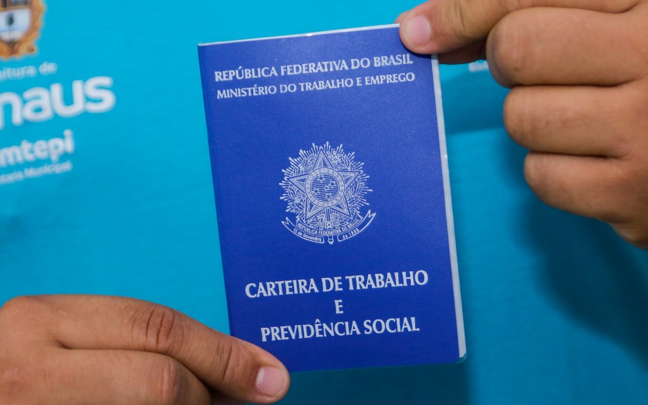 Mais de 590 vagas no Sine Manaus: linha de produção, cozinha e comércio lideram ofertas de emprego 1 carteira de trabalho