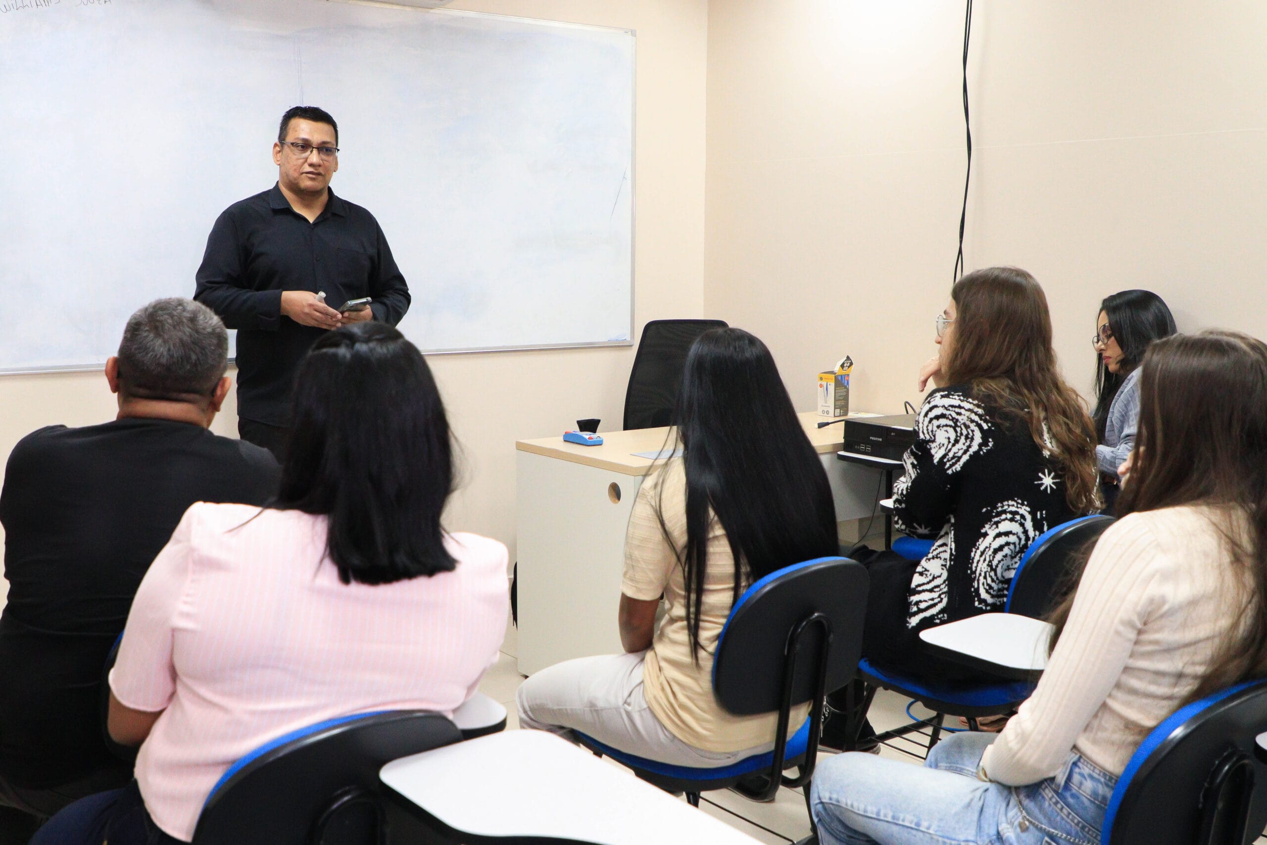 Escola do Legislativo da CMM reforça parceria com o Cetam para ampliar oferta de qualificação profissional 1 curso de Portuges Instrumental 12 05 26 eder franca 15.jpg 1 scaled