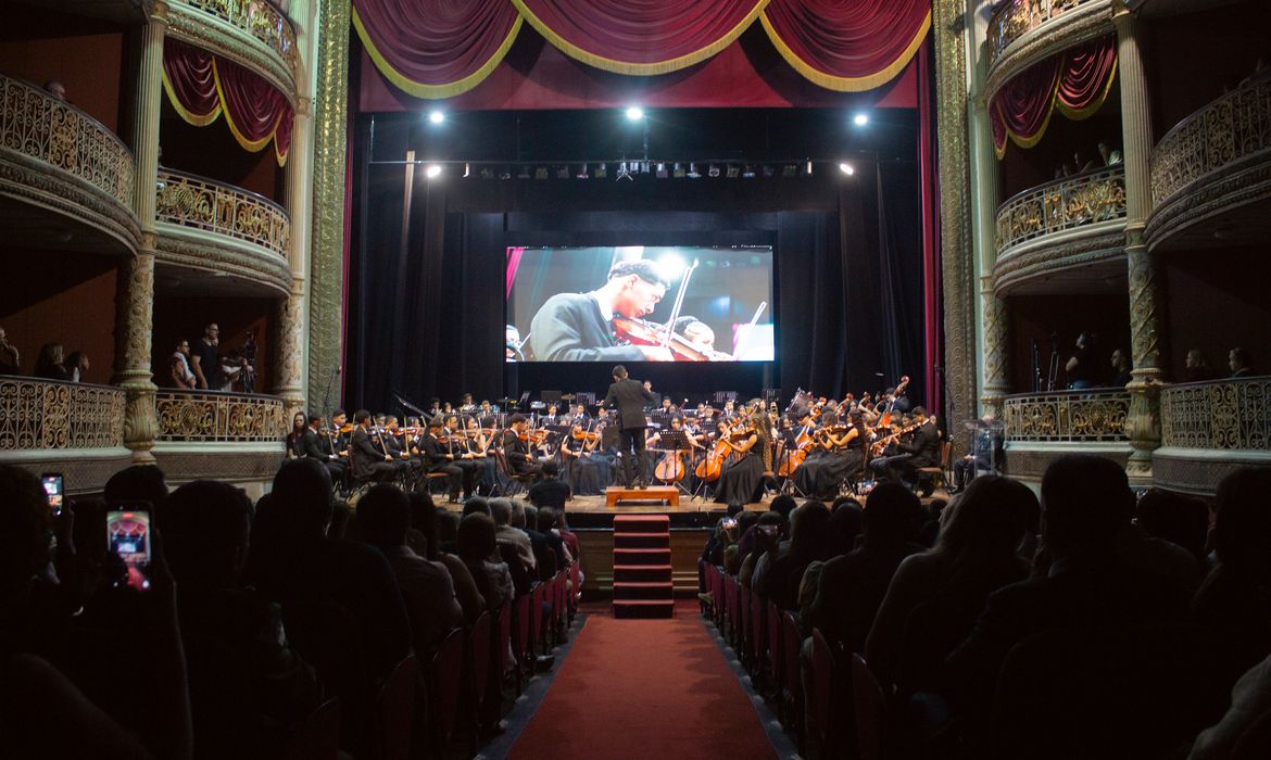 Da periferia para o mundo: concerto marca 20 anos de projeto no Recife 1 foto geral do teatro foto victoria brito