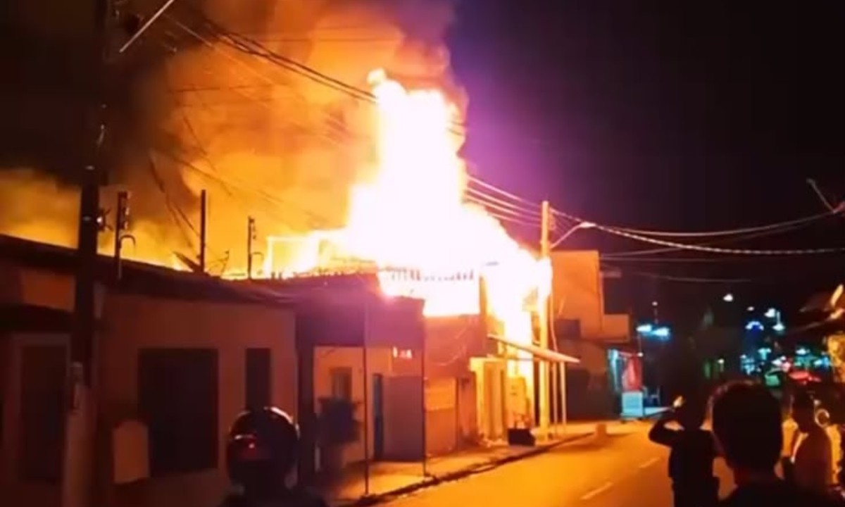 Incêndio destrói parte de imóvel onde moravam várias famílias no AM; filho de proprietário foi hospitalizado 1 incendio em parintins