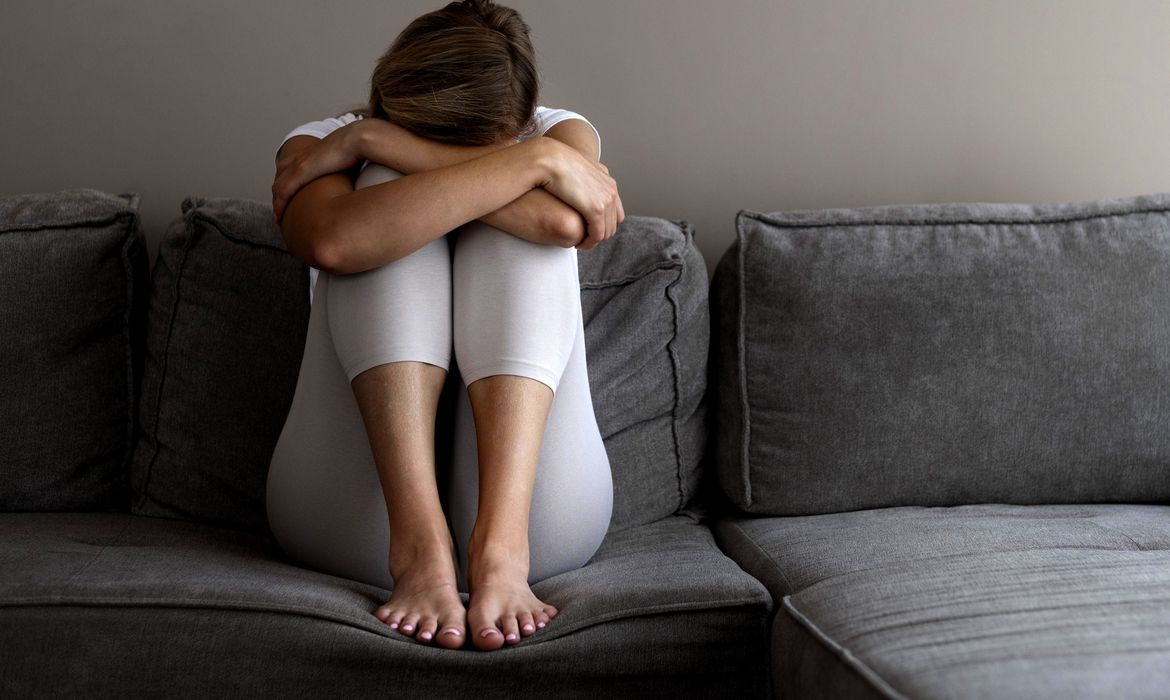 Mais de 50% das mulheres dizem ter sofrido violência de parceiros 1 r sentada no sofa 0