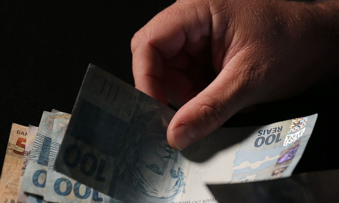 Trabalhadores nascidos em setembro e outubro recebem abono salarial 1 real moedadinheiro jfcrz abr 1701220043 1