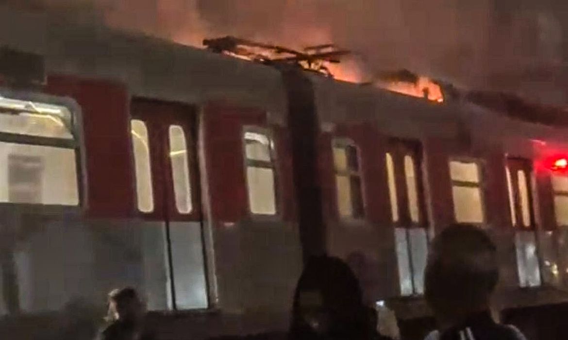 Três linhas de trens têm funcionamento interrompido em São Paulo 1 trem da linha 11 coral e ating 20260723