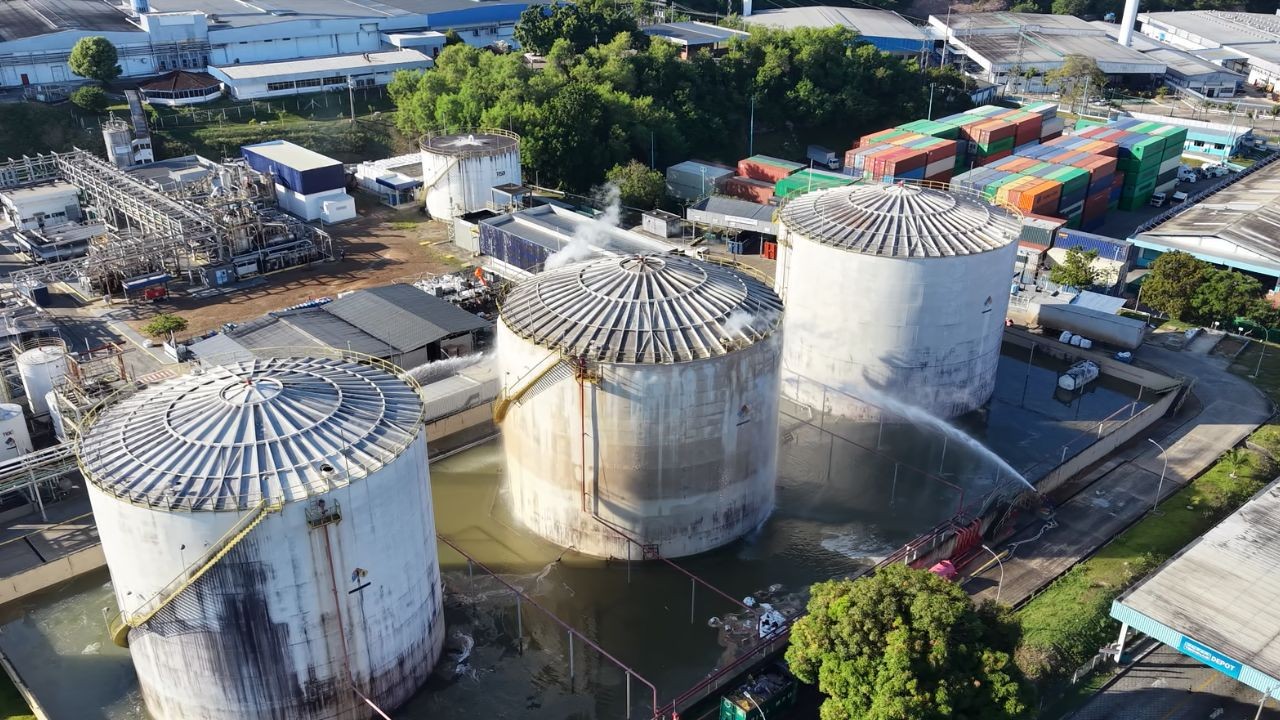 vazamento de gas em manaus bombeiros seguem resfriando tanques 14 horas apos o incidente foto william duarte rede amazonica