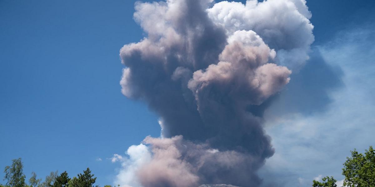 Caos aéreo na Itália: Erupção do Monte Etna mantém aeroporto fechado na Sicília 1 2025 06 02t120422z 16860422 rc29uearojan rtrmadp 3 italy volcano etna