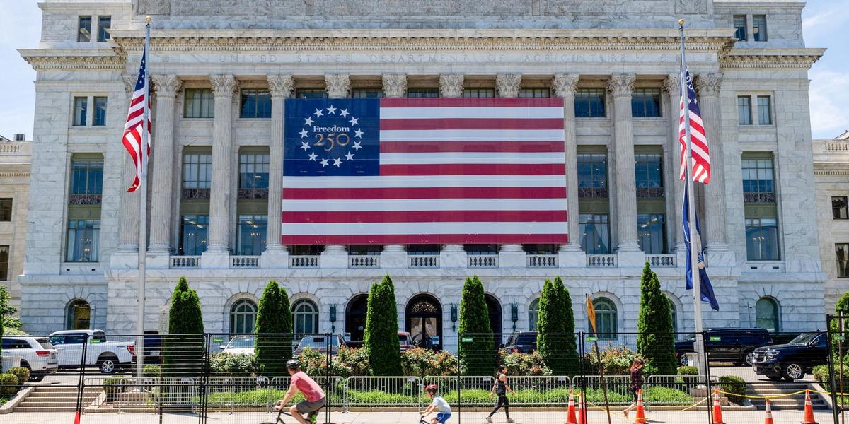 Alerta global: Dívida dos EUA rompe a marca histórica de US$ 40 trilhões 1 2026 07 31t194812z 2099845400 rc24vlau7mmv rtrmadp 3 usa trump farm relocation