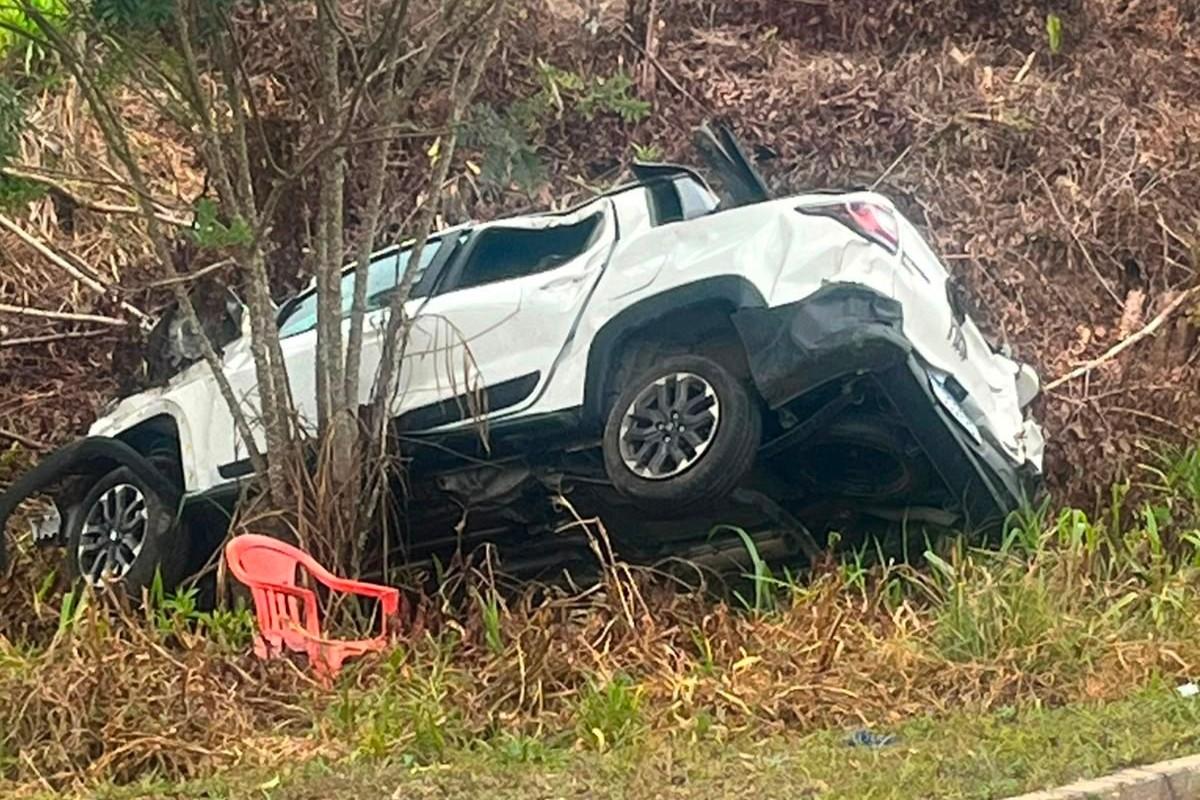 Colisão entre dois carros na BR-174 deixa quatro feridos no Amazonas 1 acidente estrada