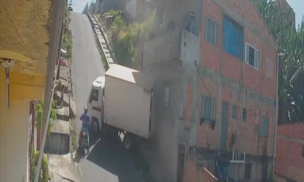 Susto na Zona Norte: Caminhão desgovernado invade calçada e destrói muro no Mundo Novo 2 acidente laderia