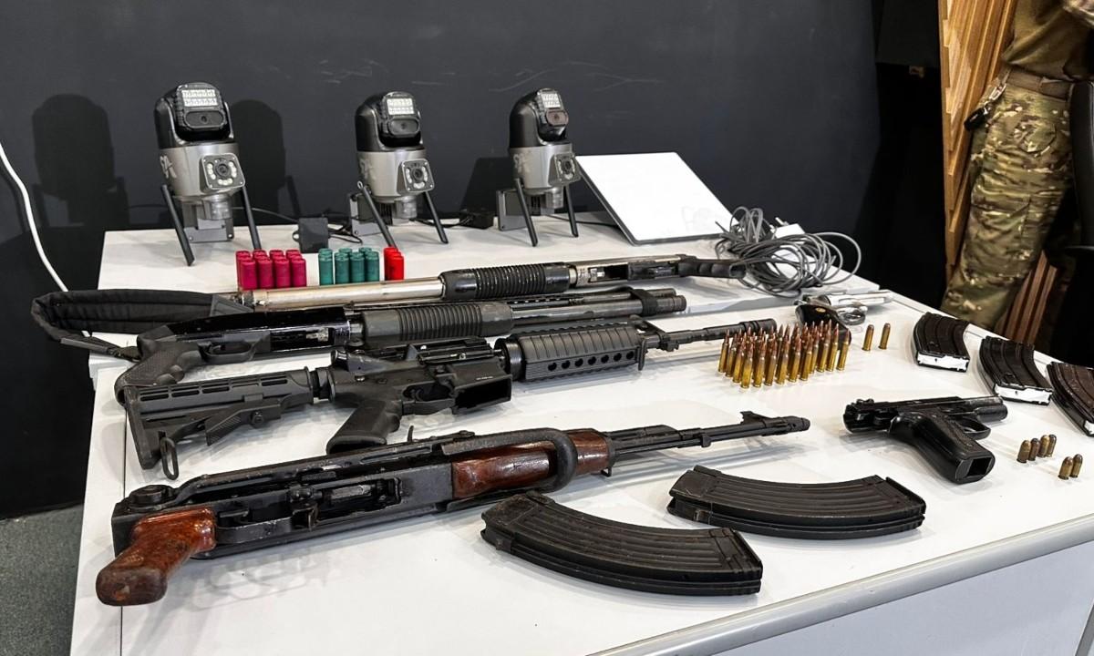 Operação 'Visão Noturna': Quadrilha usava grupo de WhatsApp para desviar rotas de drogas no Amazonas 1 armas e materiais apreendidos durante operacao contra cv no amazonas