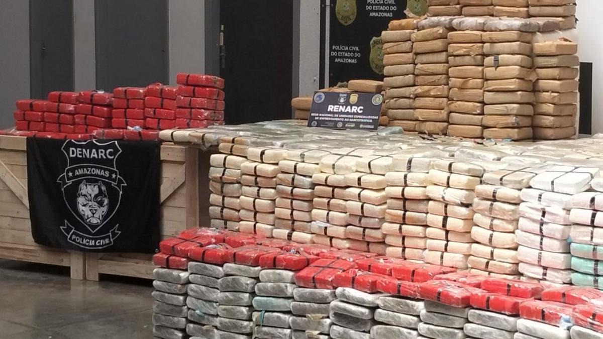 Polícia intercepta 700 kg de skunk em galpão na Zona Norte de Manaus 1 carga de 700 kg de maconha do tipo skunk e apreendida em galpao em manaus droga seguiria para o rj foto karla melo rede amazonica