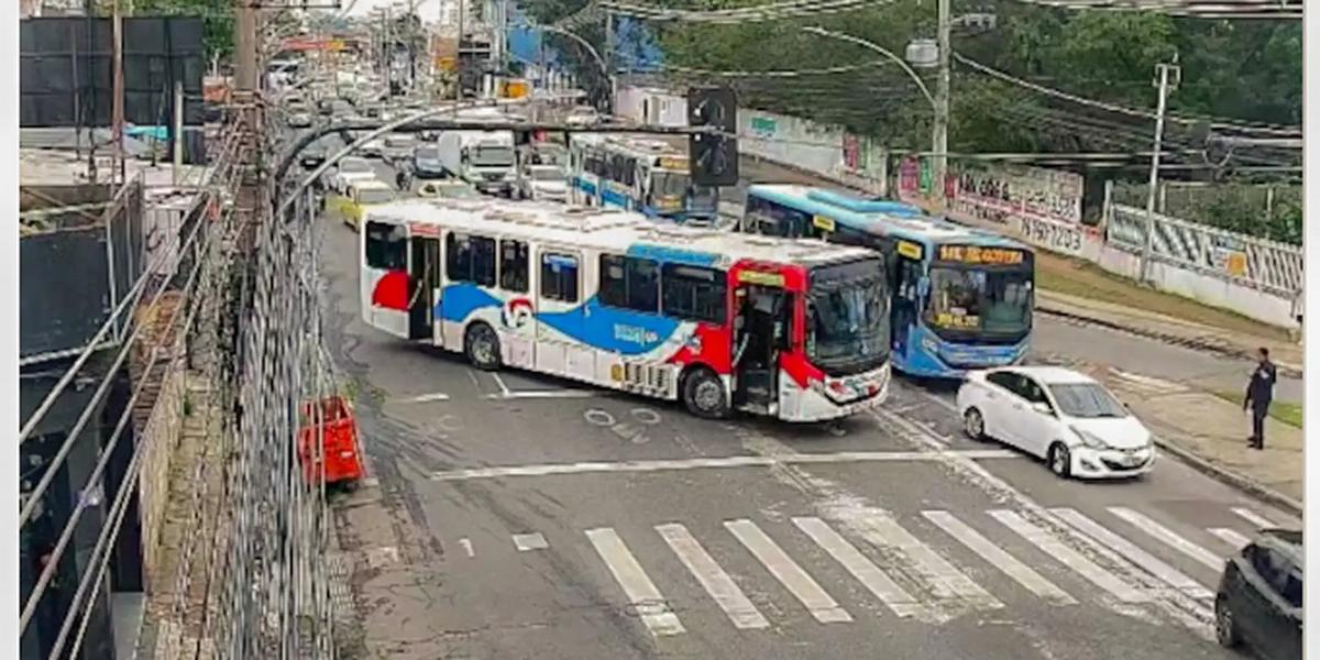 Caos no Rio: Criminosos usam ônibus como barricadas para frear operação policial 1 criminosos usam onibus em barricadas contra operacao policial no rio