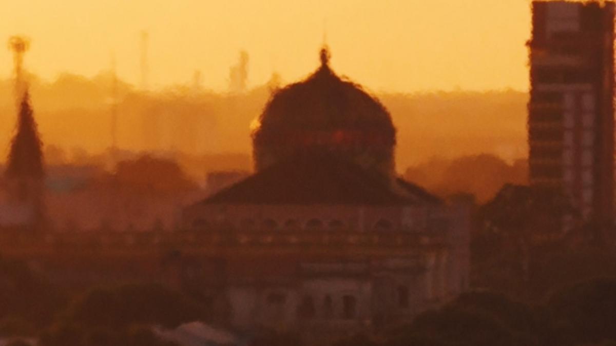 cupula do teatro amazonas aparece encoberta por tons de laranja em manha de calor intenso em manaus foto alcides neto 1