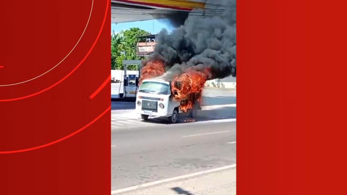 Susto em posto: Motorista evita tragédia ao retirar Kombi em chamas de área de abastecimento em Iranduba 1 design sem nome 81