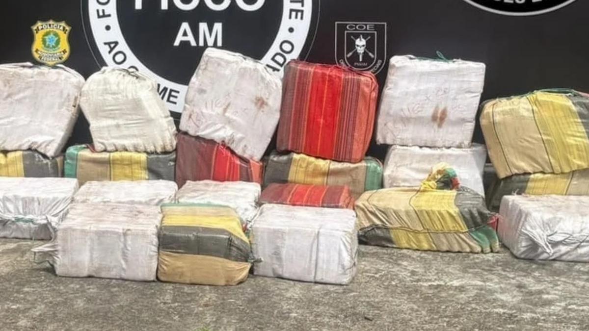 Bope intercepta bote com 666 kg de skunk no Rio Negro em operação integrada 1 dupla e presa com 666 kg de maconha tipo skunk em bote no rio negro no amazonas foto divulgacao pmam
