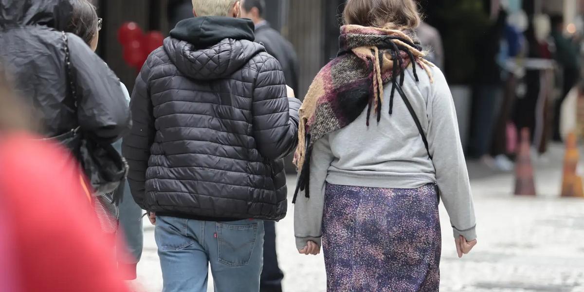 Frente fria e ciclone derrubam temperaturas no Sul; Amazonas enfrenta calor extremo e alerta de umidade baixa 1 frio sp06