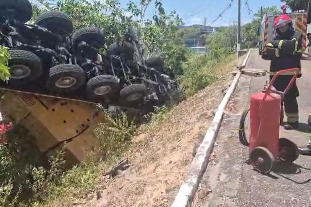 Acidente com guindaste causa explosão e deixa ferido no Distrito Industrial de Manaus 1 g1 guindaste tomba manaus