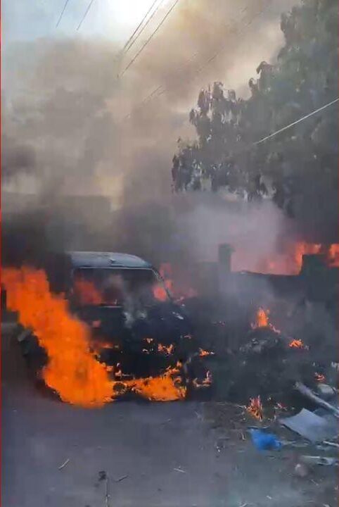 Incêndio destrói veículo e mobiliza bombeiros no bairro Flores, em Manaus 1 g1 incendio bairro flores e1786622299523