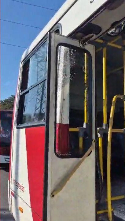 Ciclistas apedrejam ônibus em Manaus após terem 'carona' negada por motorista 1 g1 onibus danificado pedrada e1786622759307