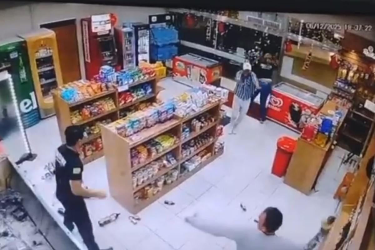Policial militar à paisana é flagrado em sessão de agressão e vandalismo em loja de Manaus 1 g1 policial agressao loja