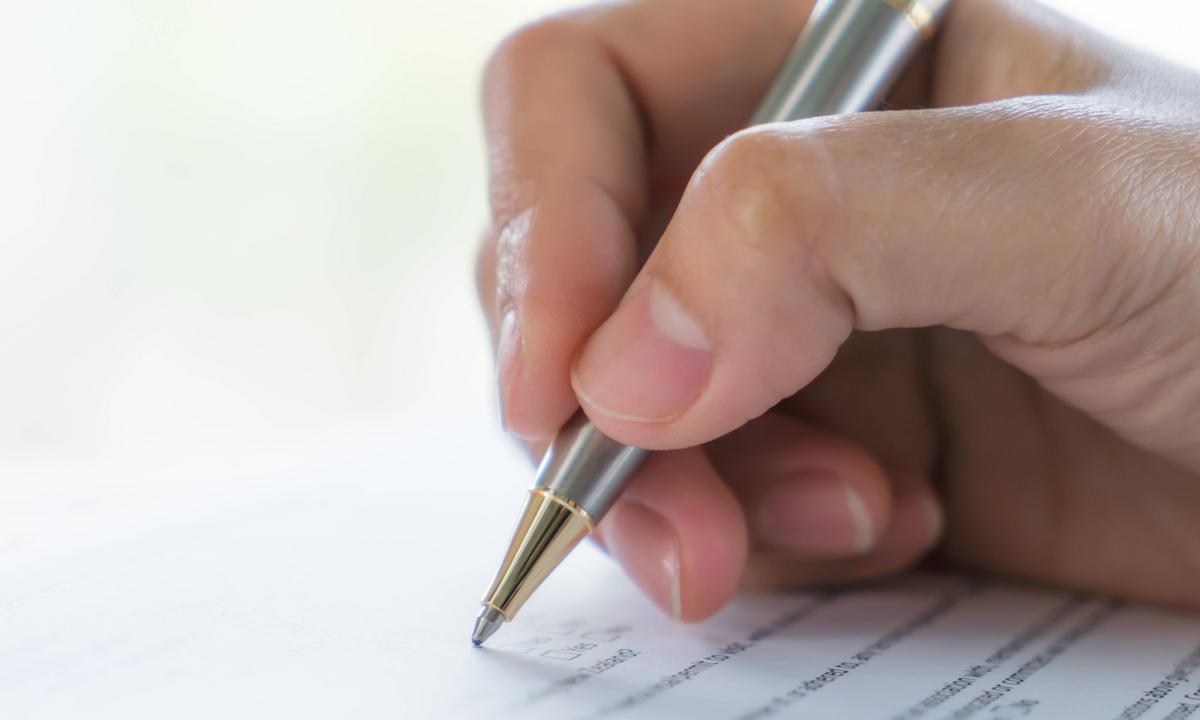 Oportunidades no Amazonas: Veja os concursos abertos e previstos para o segundo semestre de 2026 1 hand with pen application form 1
