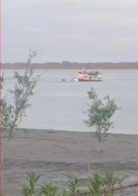 Queda de avião em rio de Tonantins revela plano de tráfico no interior do AM 1 imagem mostra aviao sendo rebocado apos cair em rio no amazonas foto reproducao redes sociais e1786622427725