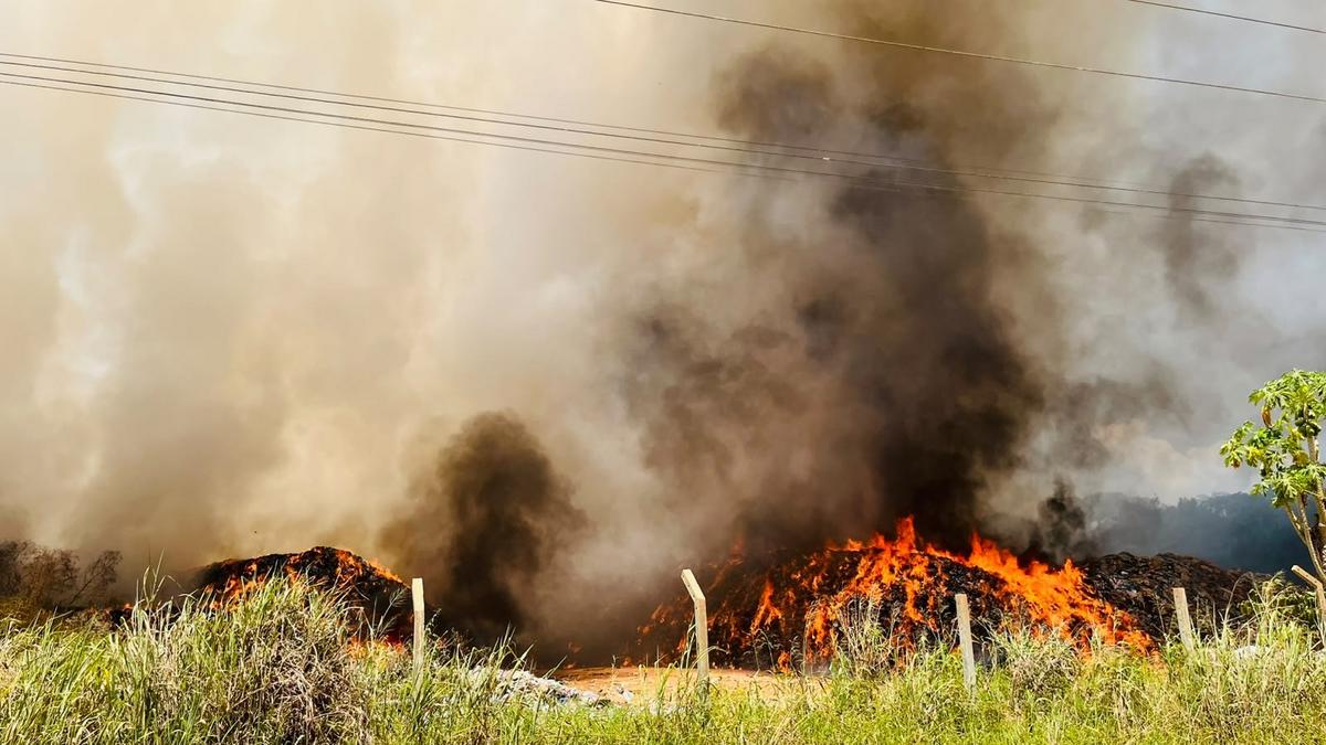 Cenário de horror em Iranduba: Incêndio em lixão chega a 21 horas e ameaça casas 1 incendio em lixao de iranduba continua apos mais de 21 horas foto gato jr rede amazonica
