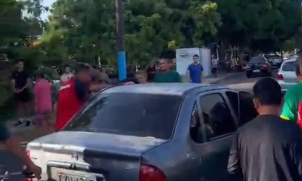 Homem é executado com dez tiros dentro de carro na Cachoeirinha 1 morte homem 1