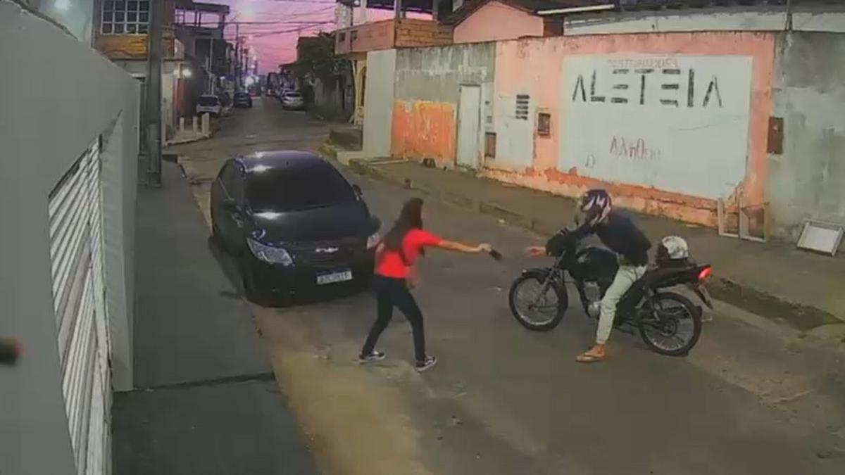 Câmeras flagram manauara enganando assaltante para salvar celular novo 1 mulher esconde celular novo e entrega aparelho antigo durante assalto em manaus foto reproducao redes sociais