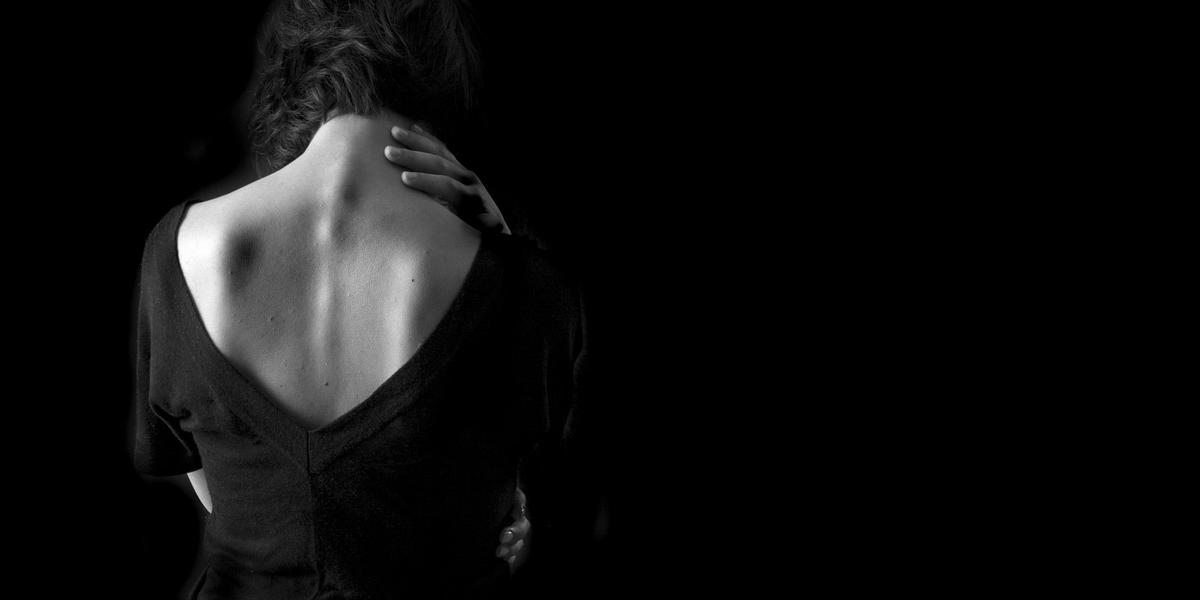 Justiça reforça combate à violência doméstica com mutirão de audiências 1 opiniao traseira a mulher no fundo preto 1