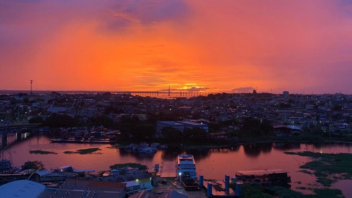 Ilhas de calor em Manaus: por que o 'verão amazônico' está sufocando a cidade? 1 por do sol em tons vibrantes em manaus com ponte rio negro ao fundo foto reproducao