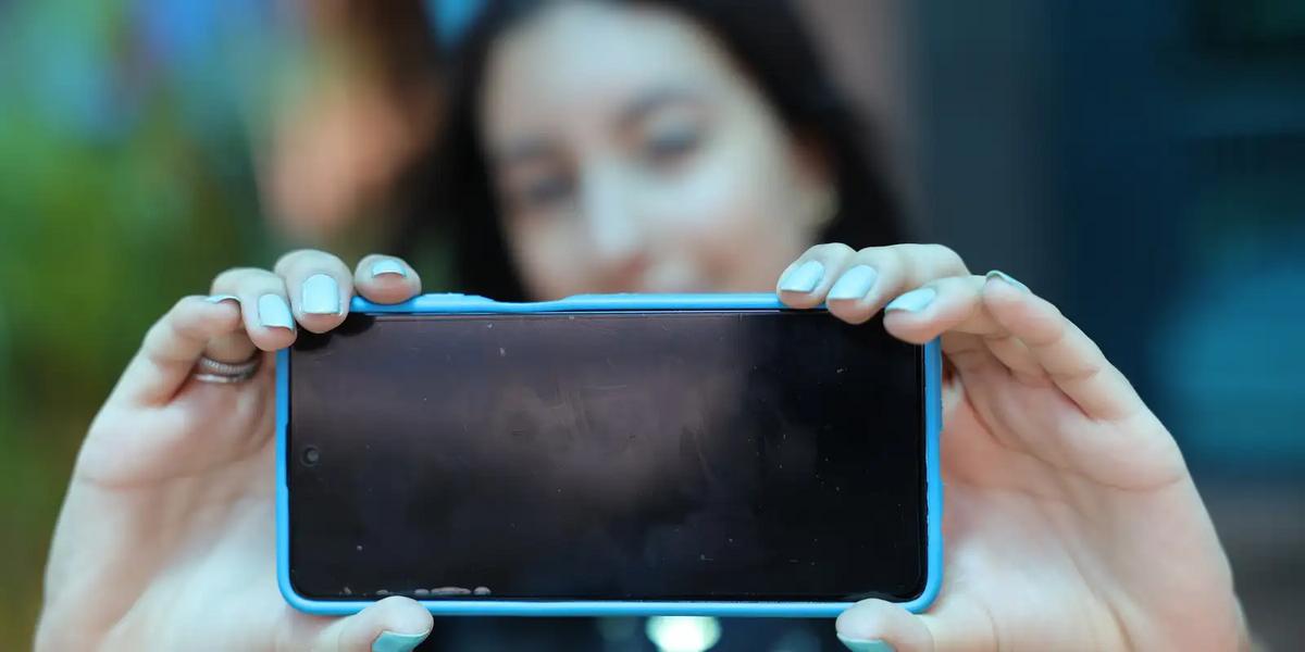 Sem filtro: Pesquisa revela que jovens brasileiros exigem mudanças urgentes na internet 1 pzzb9096