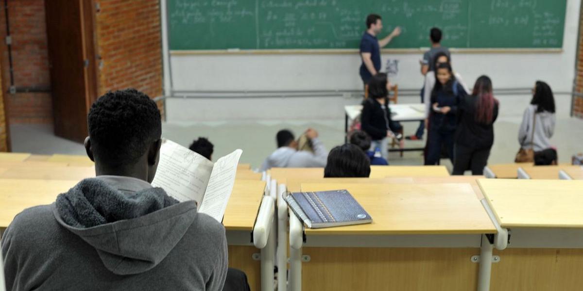 Fies: Estudantes em lista de espera começam a ser convocados nesta sexta-feira 1 sala de aula
