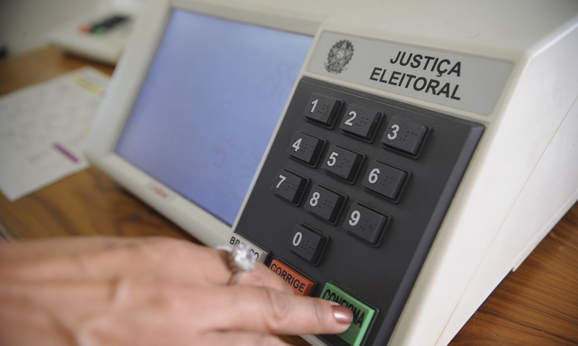 RJ: quase 13 milhões de eleitores estão aptos a votar no 1º turno 1 urna menor