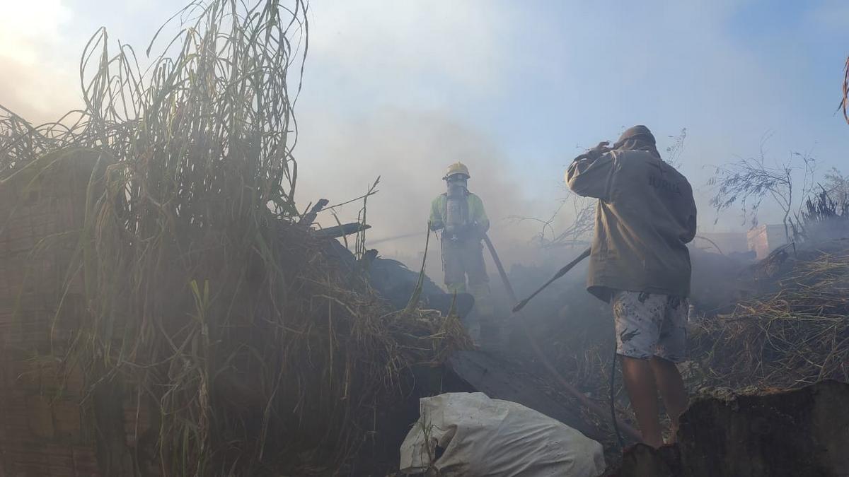 Fogo em vegetação assusta moradores do conjunto Ouro Verde, na Zona Leste de Manaus 1 whatsapp image 2026 08 14 at 16.36.38