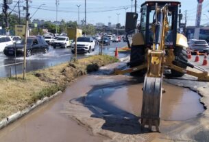 adutora rompe na avenida torquato tapajos abastecimento de agua pode ser afetado em manaus foto karla melo rede amazonica
