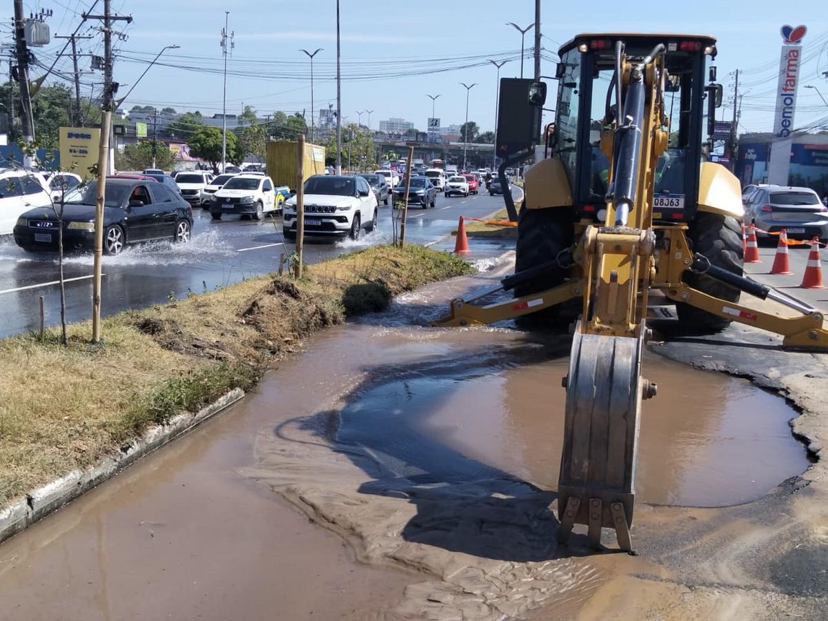 adutora rompe na avenida torquato tapajos abastecimento de agua pode ser afetado em manaus foto karla melo rede amazonica