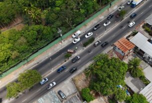 carro capota na avenida rodrigo otavio em manaus foto willian duarte rede amazonica
