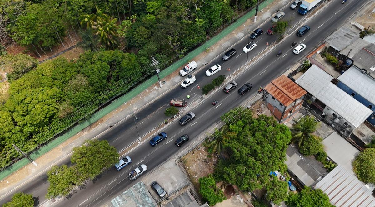 carro capota na avenida rodrigo otavio em manaus foto willian duarte rede amazonica