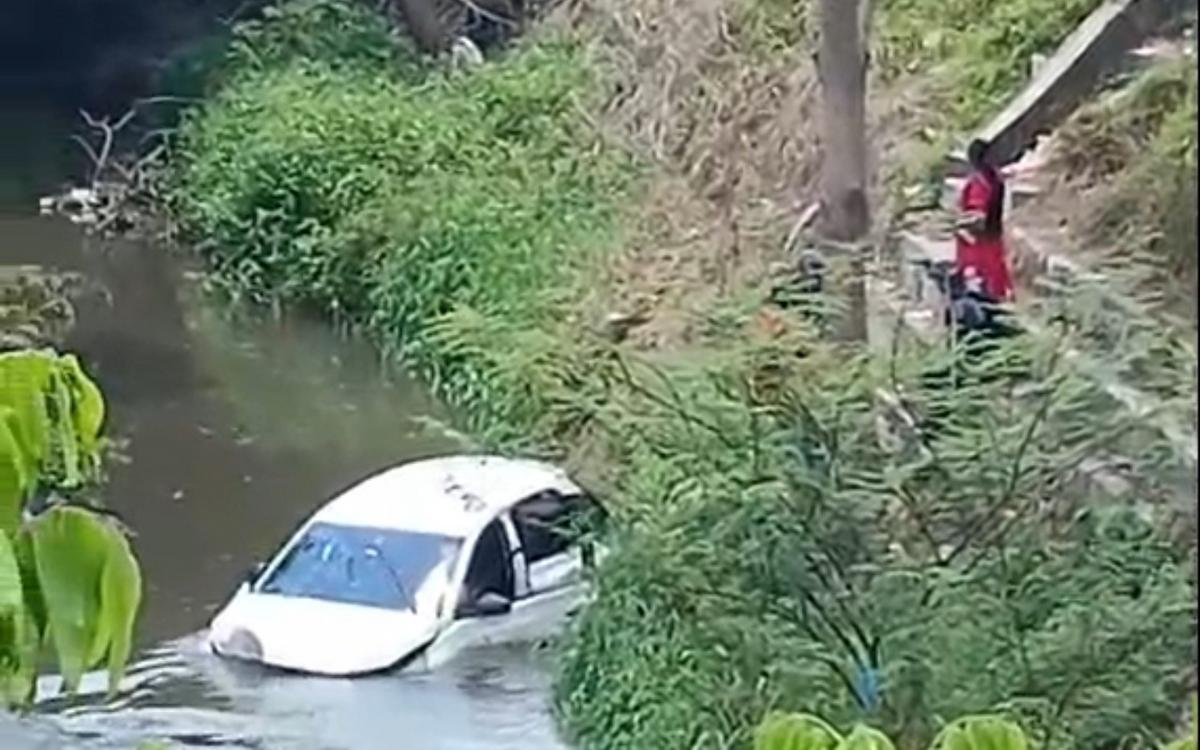 Motorista de aplicativo perde controle e cai em igarapé na Zona Norte de Manaus 1 carro igarape