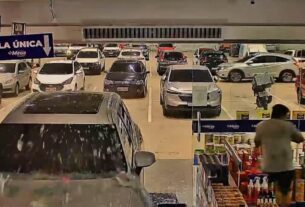 carro invade drograria